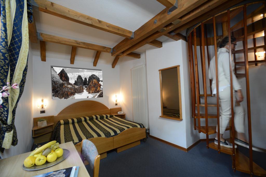Hotel Margherita San Martino Di Castrozza Ruang foto