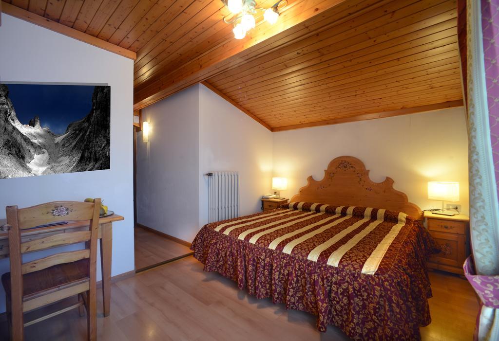 Hotel Margherita San Martino Di Castrozza Ruang foto