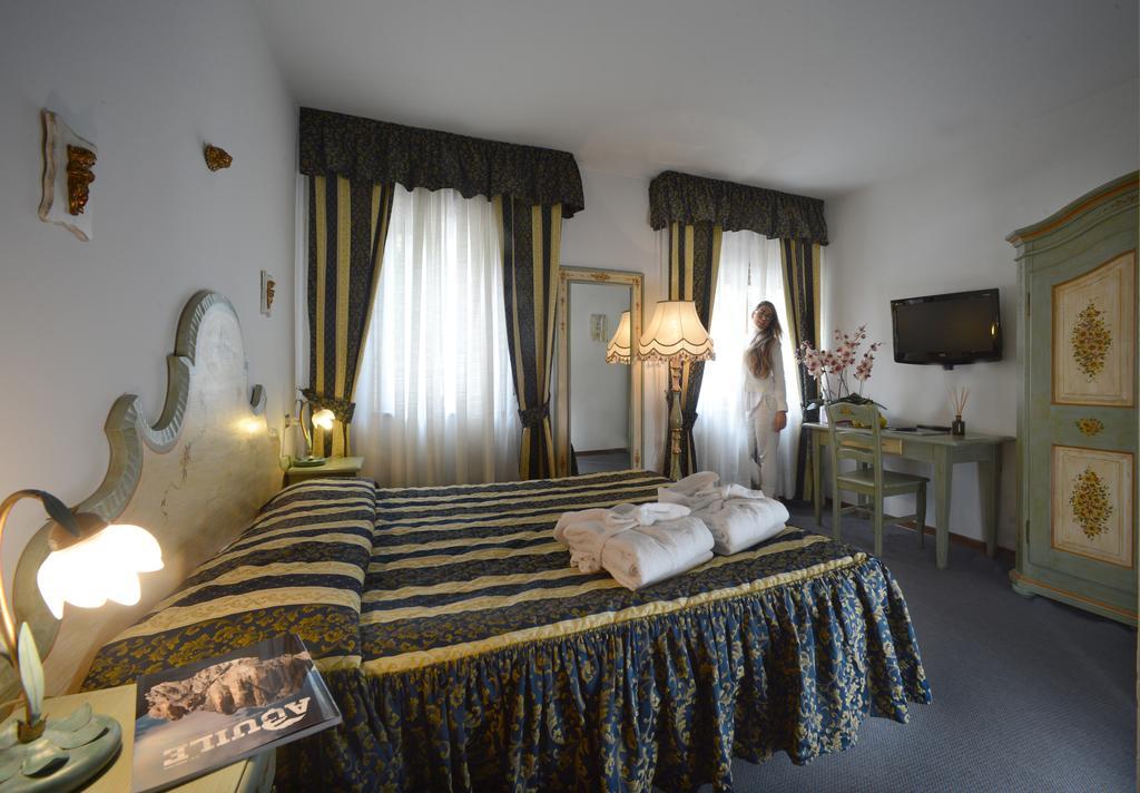 Hotel Margherita San Martino Di Castrozza Ruang foto